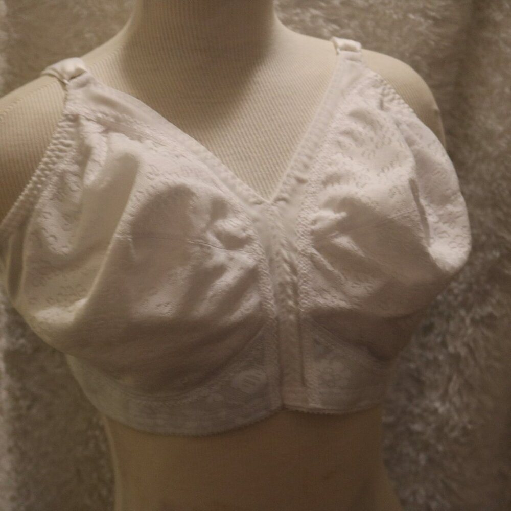 Playtex 18-hour white bra in size 42DD excellent shape